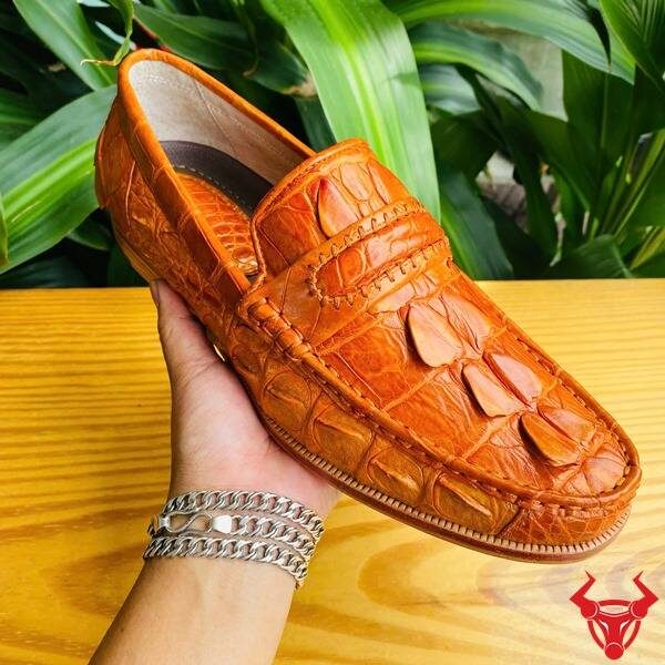 Giày lười da cá sấu vùng đuôi GCA2 màu vàng cam độc đáo.