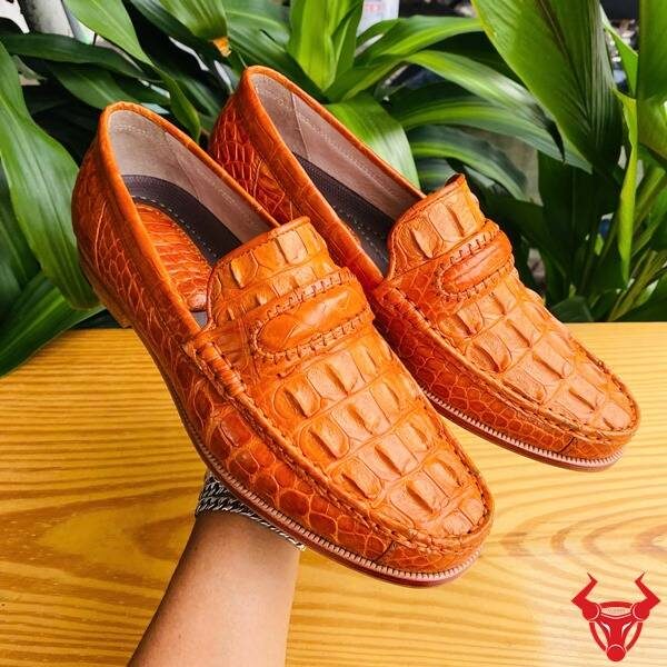 Giày lười da cá sấu gai lưng vàng cam tinh xảo, thủ công cao cấp.