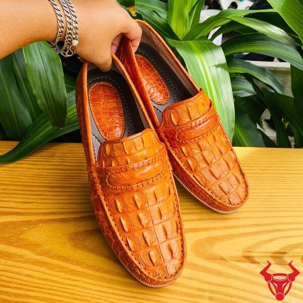 Giày cá sấu gai lưng vàng cam GCA1 đẳng cấp và tinh tế.