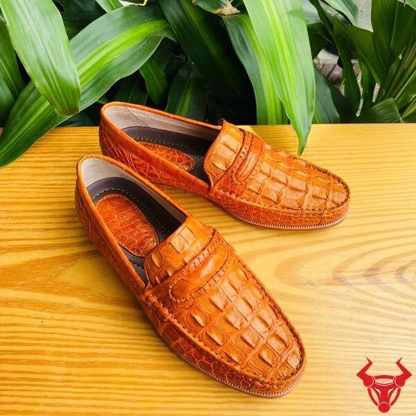 Giày lười cá sấu thật màu vàng cam phong cách lịch lãm.