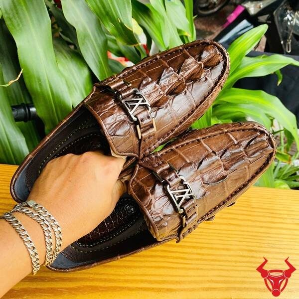 Giày lười da cá sấu GCA2 nâu đất – tinh tế, chắc chắn, đậm chất quý ông.
