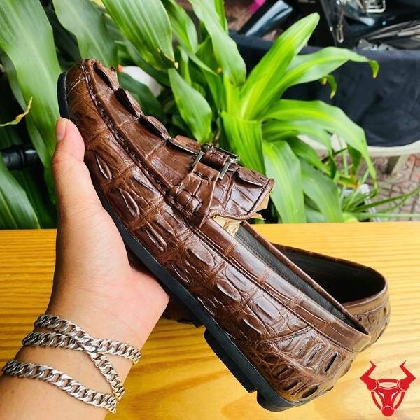 Giày lười da cá sấu GCA2 nâu đất – sự hòa quyện của sang trọng và bền bỉ.