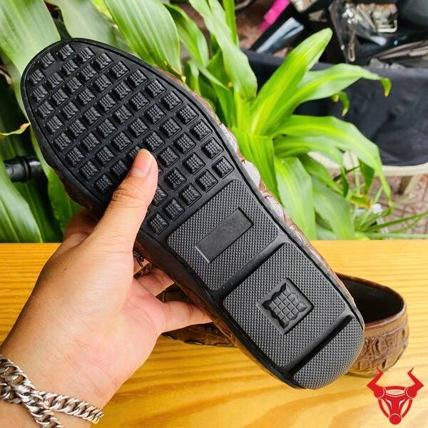 Giày lười da cá sấu GCA2 màu nâu đất – thiết kế trẻ trung, sang trọng, chắc chắn.