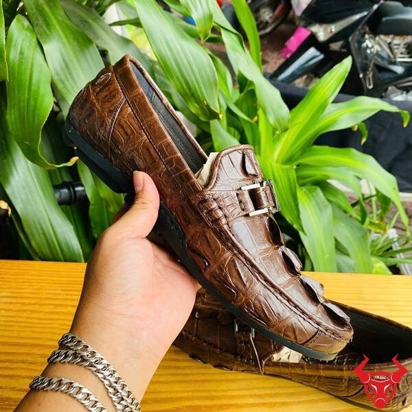 Giày lười da cá sấu GCA2 nâu đất – lựa chọn tinh tế, sang trọng và mạnh mẽ.