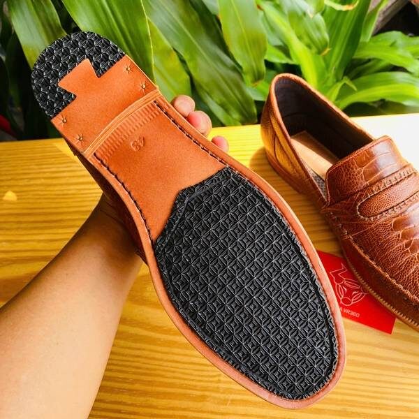 Giày lười GCD1 màu nâu đỏ sáng mang phong thái quý ông.