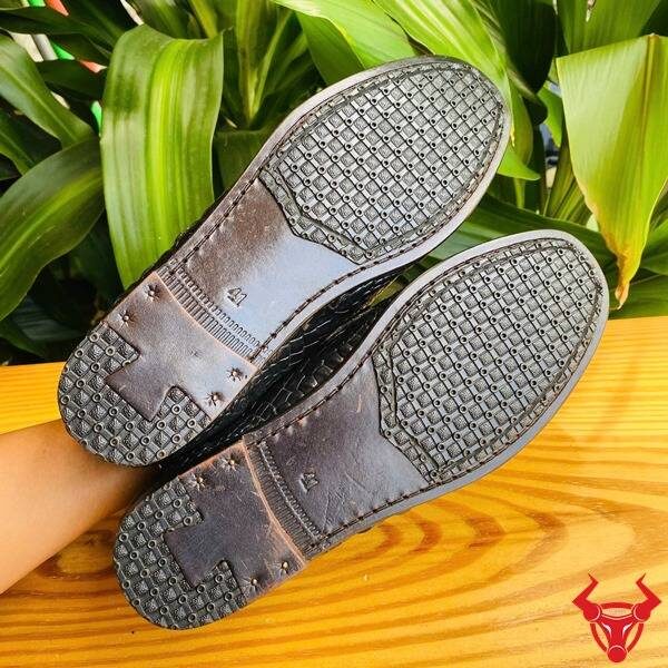 Giày tây thủ công da cá sấu GCA8 cao cấp màu đen bóng.