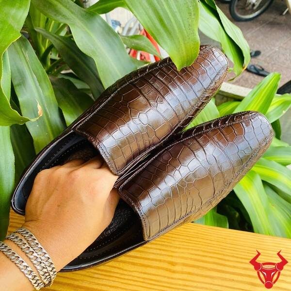 Giày da cá sấu GBA8 nâu đất – tinh xảo, sang trọng, chuẩn phong thái quý ông.