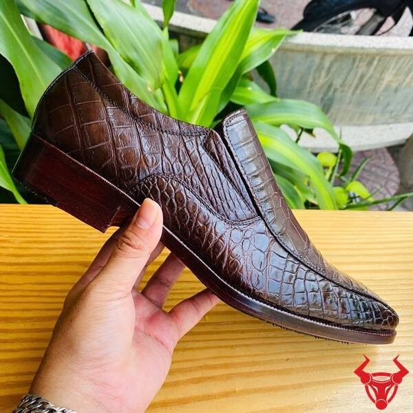 Giày GBA8 da cá sấu thật màu nâu đất sang trọng và chắc chắn.