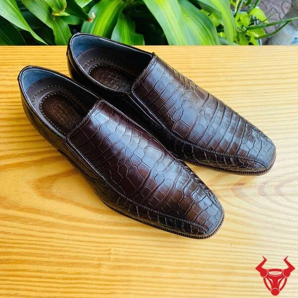 Giày tây lười da bụng cá sấu GBA8 màu nâu đất sang trọng, tinh tế và bền bỉ.