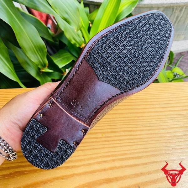 Giày GBA8 da bụng cá sấu nâu đất – sang trọng, thủ công và tinh tế.