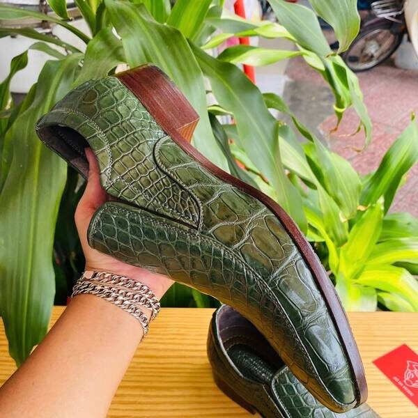 Giày GBA8 da cá sấu xanh lá – tinh tế và chắc chắn.