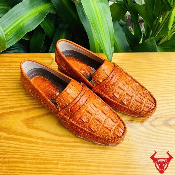 Giày lười da cá sấu thủ công GCA1 màu vàng cam sang trọng và tinh tế.