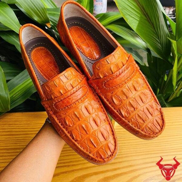 Giày cá sấu vàng cam gai lưng dành cho quý ông phong cách và đẳng cấp.