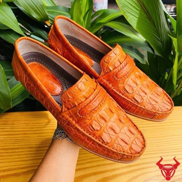 Giày da cá sấu gai lưng màu vàng cam sang trọng, thiết kế lịch lãm dành cho nam giới.