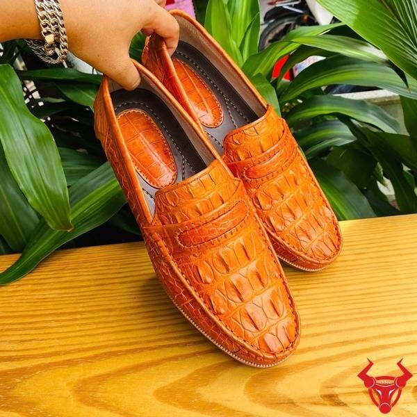 Giày lười da cá sấu GCA1 màu vàng cam dành cho quý ông lịch lãm.