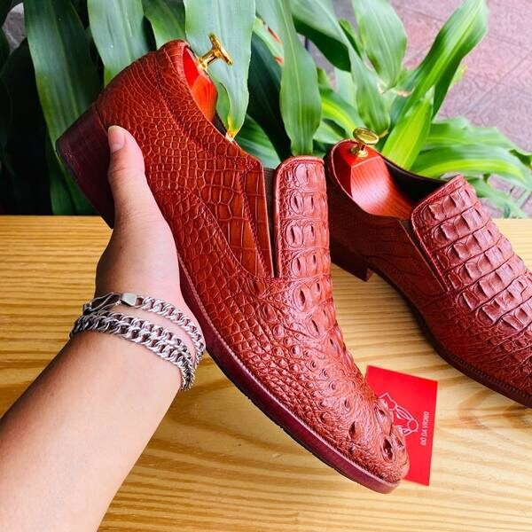 Giày tây lười da gù cá sấu GBA4 màu nâu đỏ – thời trang và bền bỉ.