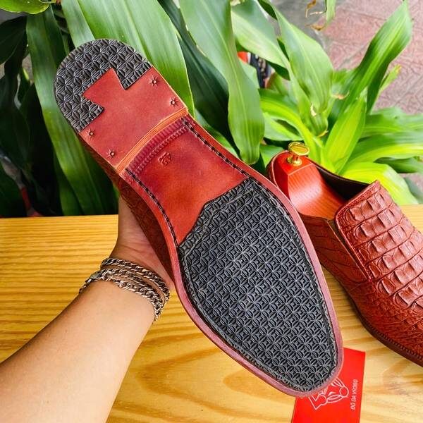 Giày da cá sấu GBA4 nâu đỏ – đẳng cấp quý ông thời thượng.