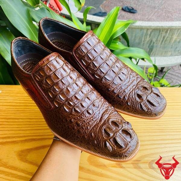 Giày da cá sấu GBA4 nâu đất – chắc chắn, sang trọng và tinh xảo trong từng chi tiết.