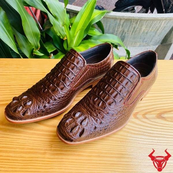 Giày tây da cá sấu gù lưng GBA4 màu nâu đất sang trọng, tinh xảo và bền bỉ trong từng chi tiết.