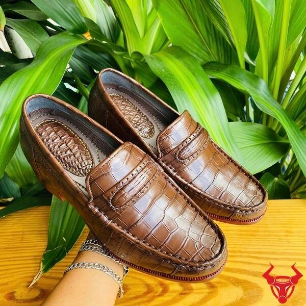 Giày Tây Nam Da Cá Sấu Cao Cấp – Phong Cách Doanh Nhân Giày Tây da bụng cá sấu màu nâu đất, đế cao 7cm, sang trọng quý phái.