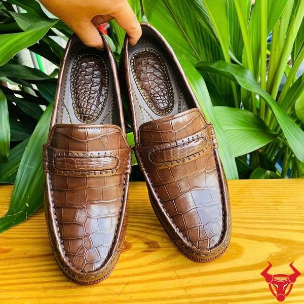 Giày Tây Nâu Đất – Nâng Tầm Phong Thái Quý Ông Giày Tây da cá sấu bụng nâu đất, sang trọng, đẳng cấp phái mạnh.