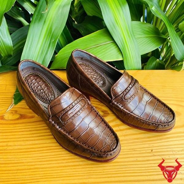 Giày Tây Cao 7cm Da Cá Sấu Nâu Đất – Sự Lựa Chọn Của Người Dẫn Đầu Giày Tây cao 7cm da bụng cá sấu màu nâu đất, sang trọng quý ông.