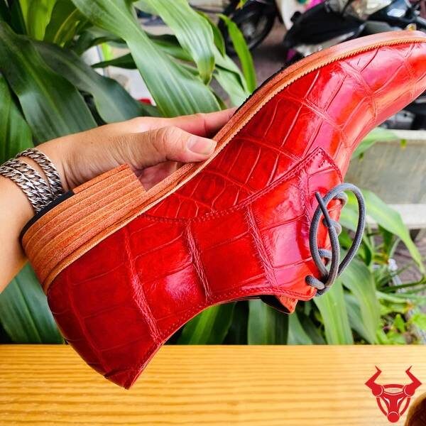 Giày da cá sấu GAA8 đỏ sang trọng, chắc chắn và tinh xảo.