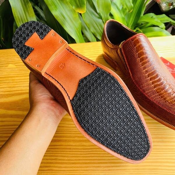 Giày Nam Da Đà Điểu Thật GB4D1 Màu Nâu Đỏ Sáng Phong Cách Quý Ông Giày Tây không dây GB4D1 da chân đà điểu màu nâu đỏ sáng cao cấp thời trang sang trọng.