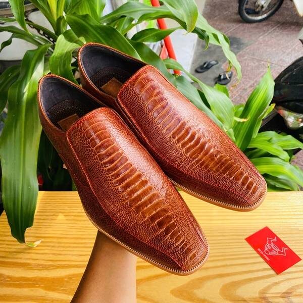 GB4D1 – Giày Tây Không Dây Da Chân Đà Điểu Thật Màu Nâu Đỏ Sáng Giày Tây không dây da chân đà điểu GB4D1 màu nâu đỏ sáng sang trọng đẳng cấp lịch lãm.
