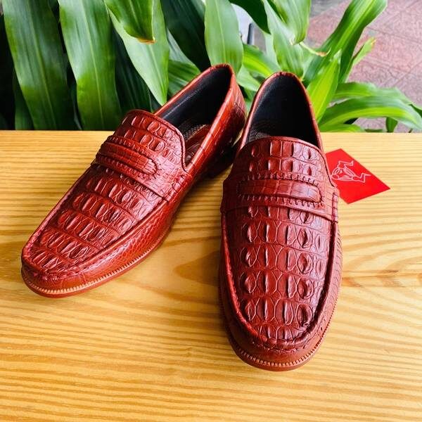 Giày da cá sấu GCA1 màu nâu đỏ, lịch lãm và thời thượng.