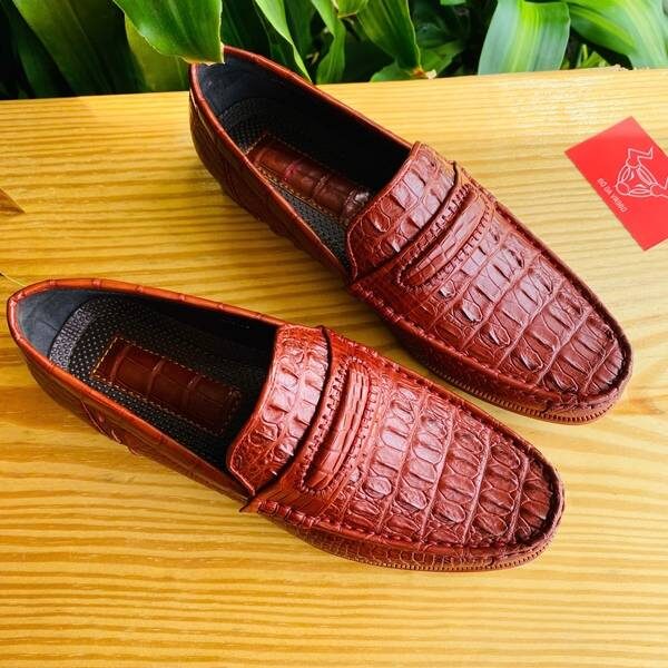 Giày da cá sấu GCA1 nâu đỏ – tinh xảo, chắc chắn, lịch lãm.