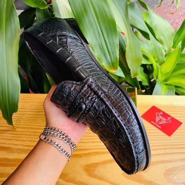Giày da cá sấu GCA1 màu đen cao cấp, chắc chắn và tinh tế.