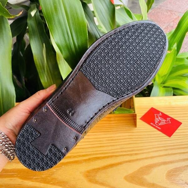 Giày GCA1 da cá sấu đen – thời trang và bền bỉ.