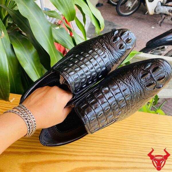 Giày da cá sấu GBA4 màu đen lịch lãm, thủ công tinh xảo.