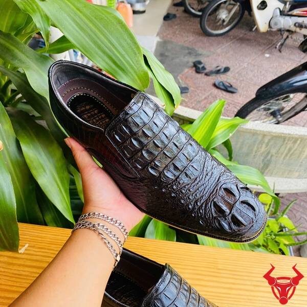 Giày da cá sấu đen handmade, chắc chắn và đẳng cấp.