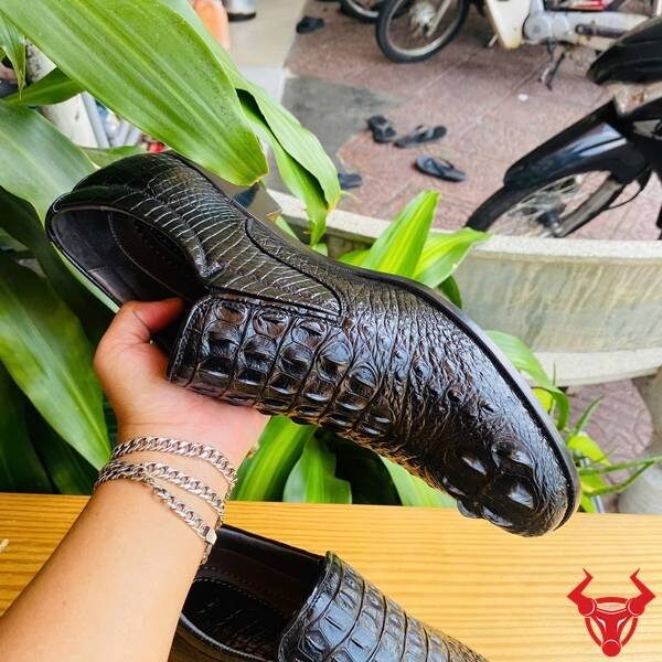 Giày cá sấu thật gù đen, tinh hoa chế tác thủ công.