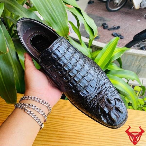 Giày tây cao cấp da cá sấu đen, phong cách và lịch lãm.