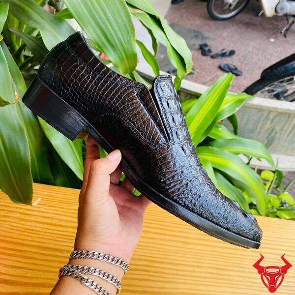 Giày da cá sấu thủ công cao cấp, bền bỉ và sang trọng.