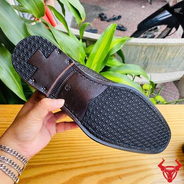 Giày cá sấu thật GBA4 đen, lịch lãm và tinh xảo.