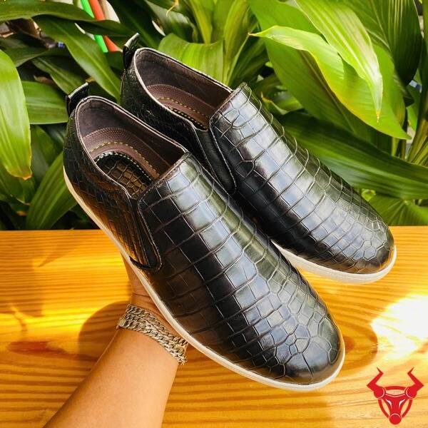 Giày thể thao da cá sấu GCS25 sang trọng, trẻ trung và năng động.