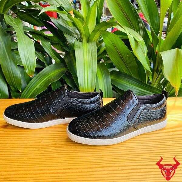Giày thể thao slip-on da cá sấu GCS25 cao cấp màu đen.