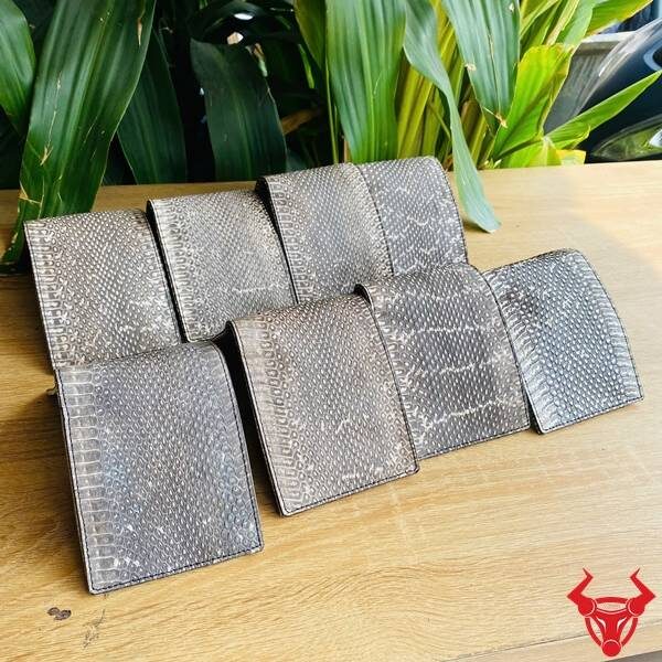 Ví Da Rắn Hổ Mang VCA16 Đẳng Cấp Khác Biệt Ví da rắn hổ mang 2 mặt cao cấp, vân da tự nhiên độc đáo.