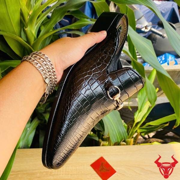 Giày sục da cá sấu đế chắc chắn