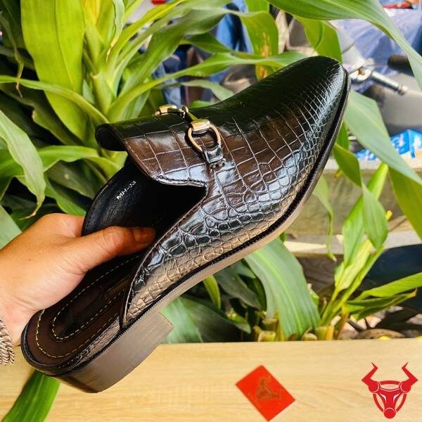 Giày sục da cá sấu cao cấp có phụ kiện