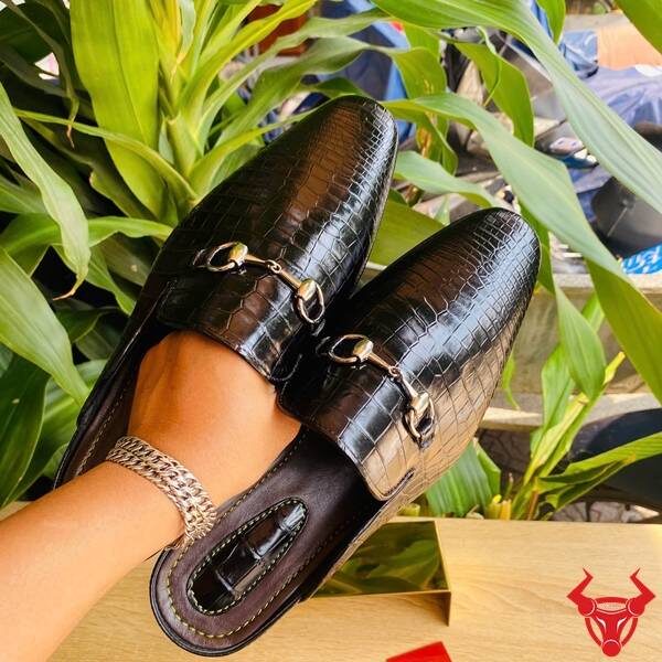 Giày mule da cá sấu có phụ kiện