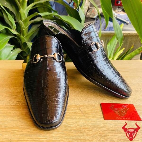 Giày mule da cá sấu form đẹp.