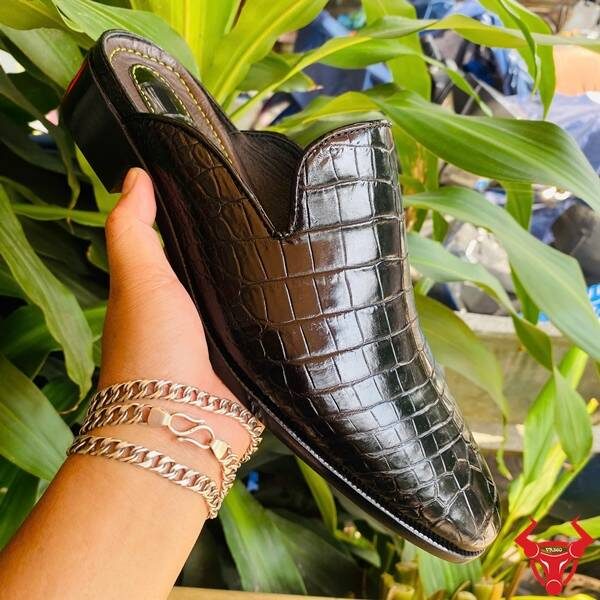 Giày sục da cá sấu hoàn thiện tinh xảo