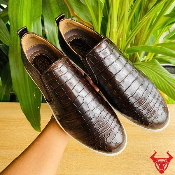 Giày thể thao da bụng cá sấu độc đáo