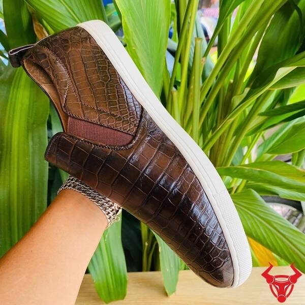Giày thể thao da cá sấu màu nâu đen