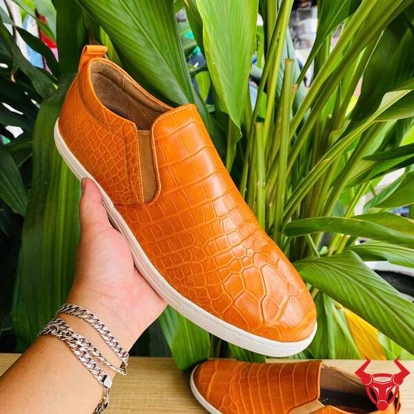 Giày thể thao da cá sấu độc đáo